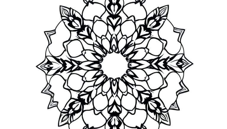 Mandala preta e branca com padrão circular intricado e espaço vazio no centro.